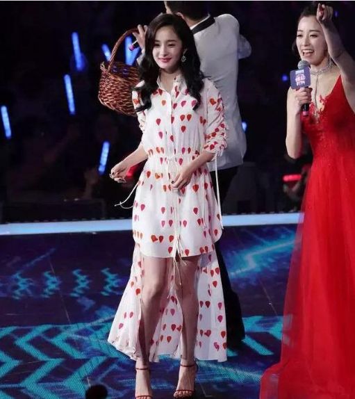 杨颖跨年晚会2021照片,杨颖照片奔跑吧裙子 杨颖参加2018跨年,秀美腿似少女,甜笑上台向观众丢草莓!