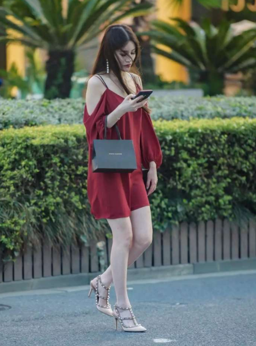 红裙美女和闺蜜街拍,大白腿真是福利,你打几分呢?