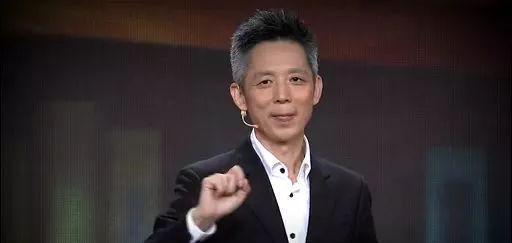 《最强大脑》主持人蒋昌建满头白发一脸沧桑，私人座驾很寒酸!