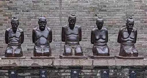 这是一个被人唾骂至今的卖国贼雕塑——秦桧夫妇跪像