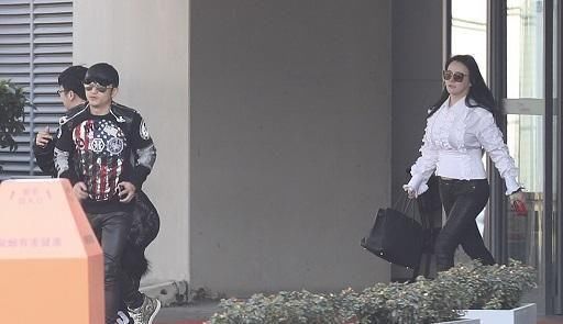 冉莹颖胸上的肉严重下移,怎么都跑肚子上了?