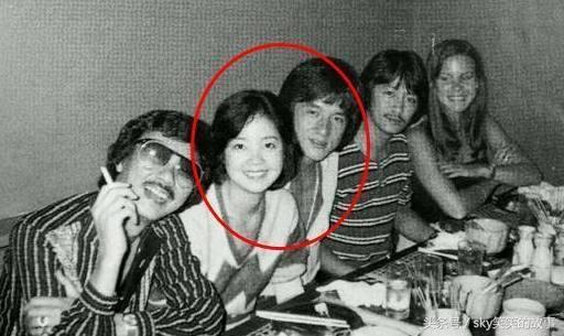 成龙这辈子最爱的两个女人，一个为他终生未嫁，一个已经遗憾去世