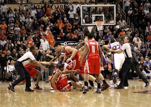 奥尼尔和姚明打架, 麦迪那眼神就像一团火!!