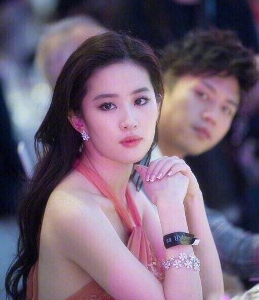 刘诗诗VS刘亦菲谁是真正“刘不修”?看完抓拍秒懂|刘诗诗|刘亦菲|仙气_新浪女性