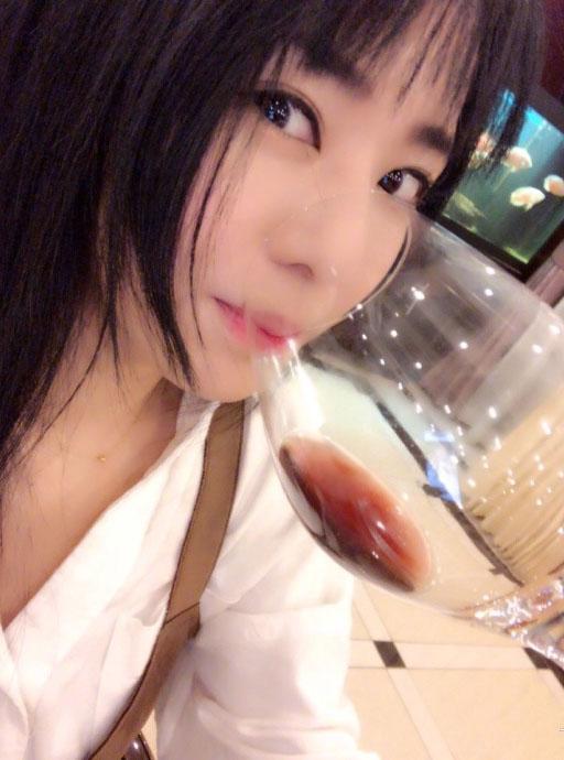 苍井空晚上晒自拍照说每天都喝酒,网友:微醉的女人最性感