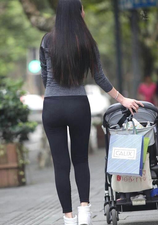 街拍:紧身打底裤的时尚辣妈,原来还可以这么穿,真是美不胜收!