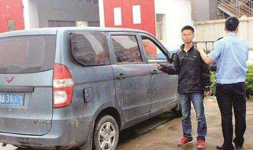 男子每天吃泡面却为女主播送大礼，背后真实身份却人人喊打