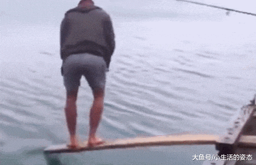 站在木板上钓鱼, 抖动几下觉得很好玩, 结果木板一断直接掉水里了