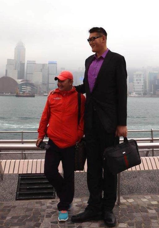 张欢身高2米38,出生于山东枣庄,他的体型是最匀称的巨人