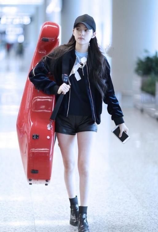 欧阳娜娜夹克搭配黑色皮裤,秋季这么穿够帅够