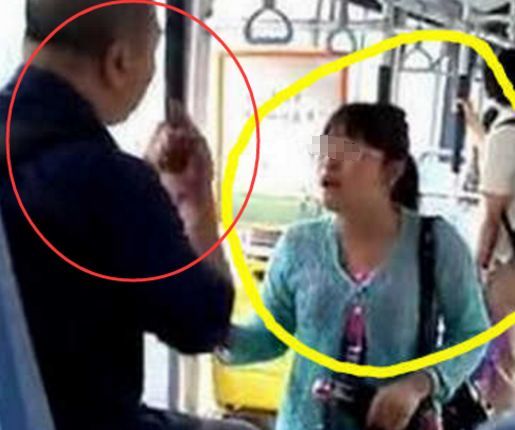 公交车上一名女子坐在大爷腿上,旁人以为是情侣,结果