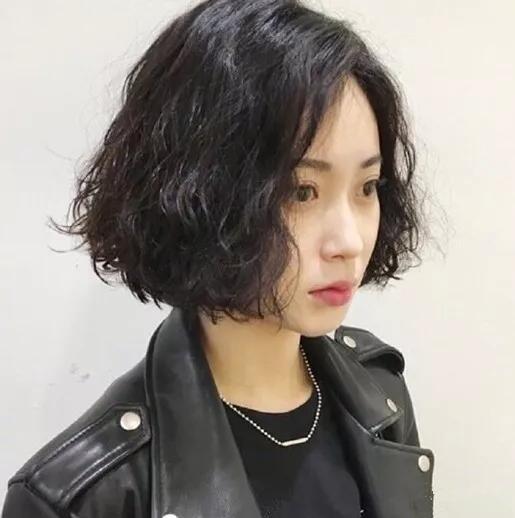 S型卷短发 短卷发在短发中是非常常见的一款发型,像这样头发烫成S型也超级时髦,头发卷卷的,可爱又养眼,重点是彰显时尚气质。