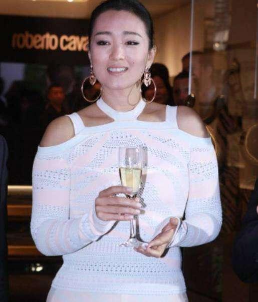 52岁的巩俐胖成这样,膀大腰圆,肚子上的赘肉抢