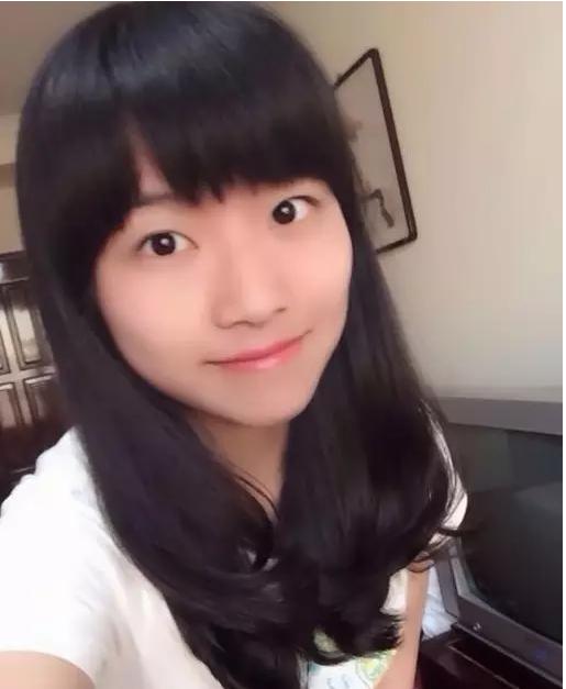 51岁黄菡全家近照，女儿漂亮像妈妈，把老公倒追到手恩爱26年！