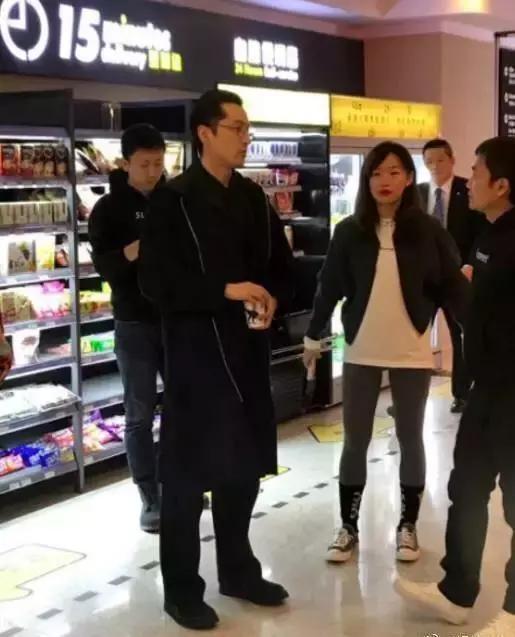 网友偶遇胡歌大喊胡歌我是你偶像胡歌幽默回复显露情商高