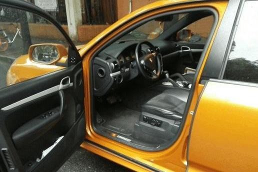 小伙花28万买辆保时捷卡宴，打开车门后朋友们各个捧腹大笑