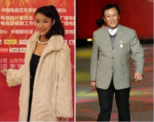 唐国强全家照，两个儿子遗传基因差，女儿却很貌美，前妻绝望自杀