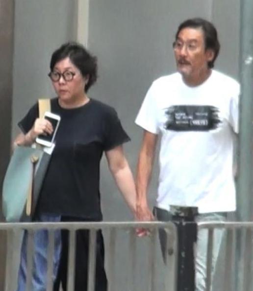 梁家辉与江嘉年恩爱30年如一日,就算再困再累也陪着老婆购物放闪