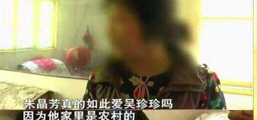 年轻小伙爱上60岁大妈下跪表真心,大妈:他就是第三者!