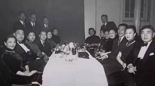 此女是民国没落贵族,不会说汉语,一人偿还巨债