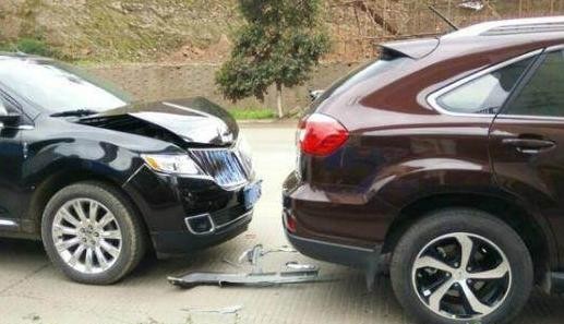 刚提的全新比亚迪S7就完成了首撞，网友：这次输给了电线杆