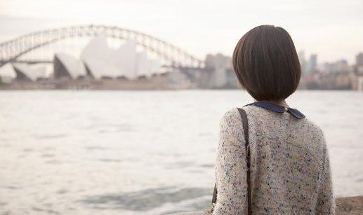 老公,你一个月工资五千,抽40块一包的烟,你好意