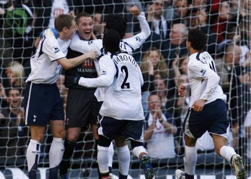 为什么足球门将接回传球时,要先脚触下,才能用