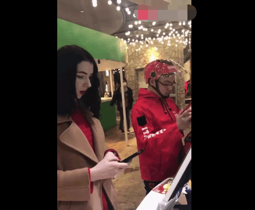 服务员听不懂英语,外卖小哥一顿翻译,还说的贼