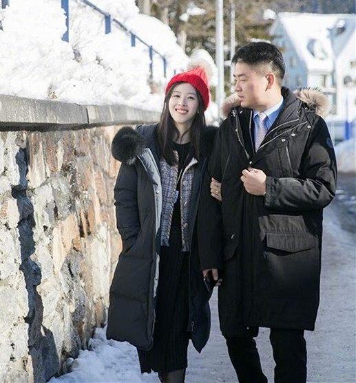 刘强东夫妇出席晚宴 章泽天穿5万连衣裙尽显贵