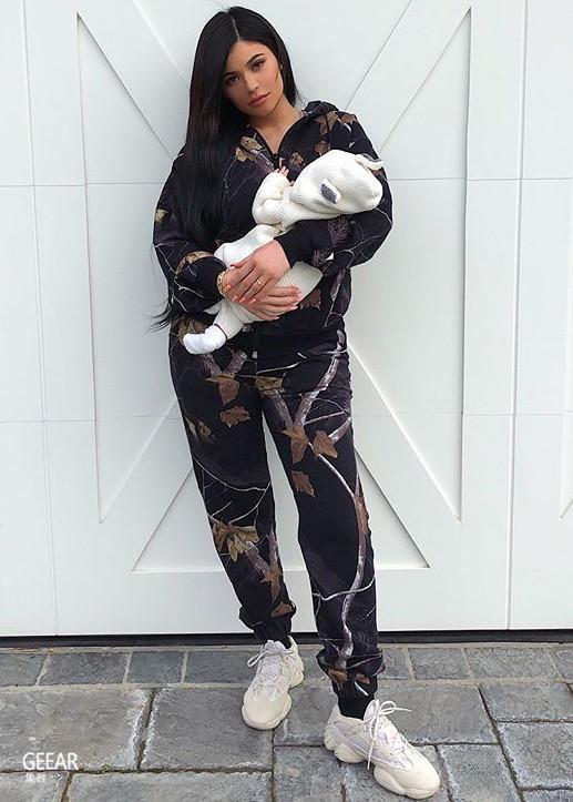 kylie jenner女儿的正脸照,一双浓眉大简直就是妈妈的复刻版!