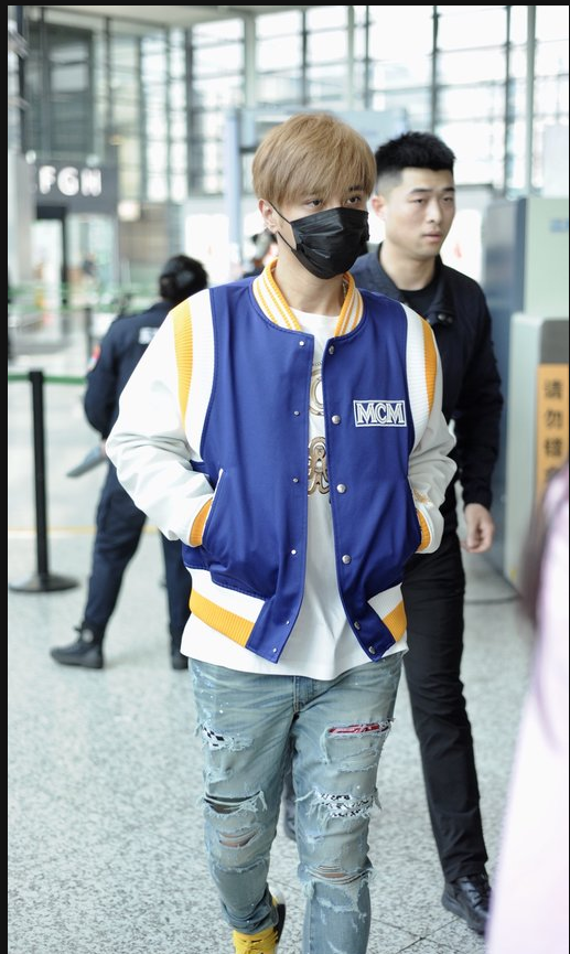 罗志祥穿破洞牛仔裤搭配黄色运动鞋现身机场