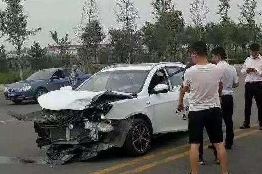 吉利RS与哈弗H6相撞！打开车门后，路人：必须找4S店讨个说法！