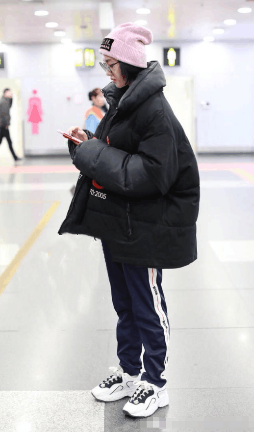 唐艺昕现身机场, 网友直呼: 好暖心! 这裤子一看