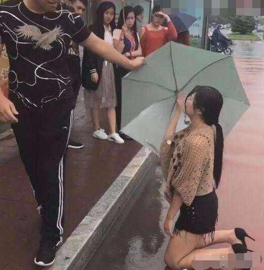 美女雨天给男友下跪, 男子却求放过, 大家知道真相时好感动!