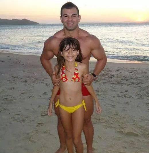 奥赛的未来之星，14岁小女生勇夺青年组成人组健美的冠军!