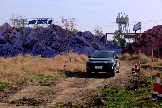 长安铃木维特拉越野挑战营在宁演绎“翻山穿林”