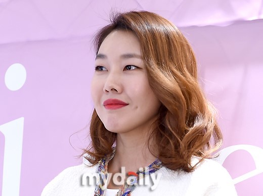 韩国女模特韩惠珍出席代言品牌宣传活动