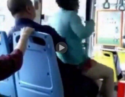 女子在公交车上坐大爷腿,左右摇晃行为极其不雅,真相