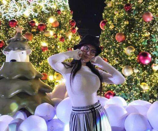 街拍不穿内衣出门的大胸少妇, 胸太大走路摇晃, 手不护着马上就全跑出来了!