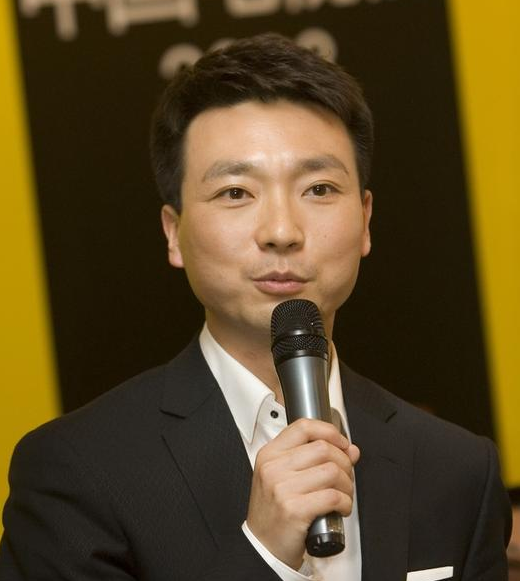 央视主持康辉近照,租房居住自曝17年无子之痛