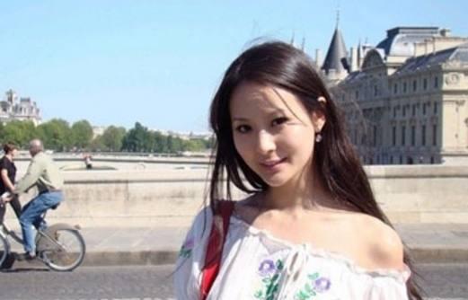她父亲从身价300亿到破产，最后娶了同学的女儿，而她活成了这样