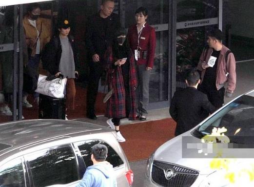 杨幂改变风格低调现身武汉 再次走VIP通道遭粉丝埋怨