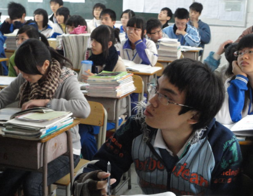 小情侣在学校门口解衣吻胸,路人愤怒拍下视频