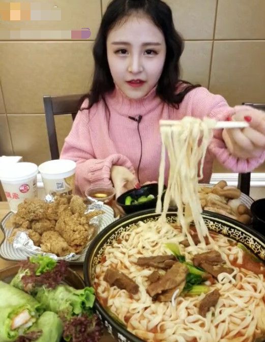 大胃王猫妹妹做客某节目,吃了1500串,网友:肚子得有多大?