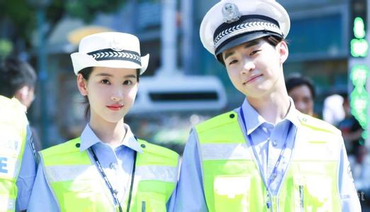 刘宪华与陈都灵相拥亲吻拍大片,表情满足!网友