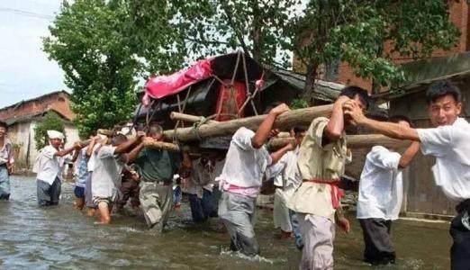 古代民间有人过世,为何抬棺材的人很重要,因为有条规矩不能碰!