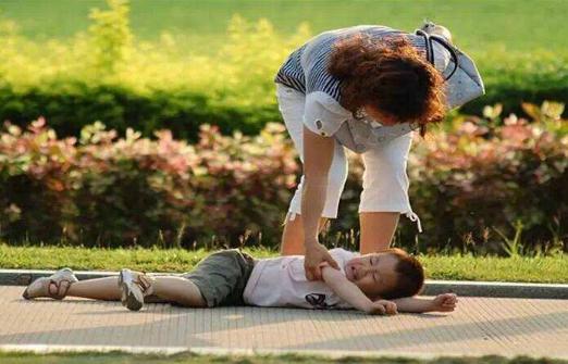 孩子撞上他骨折,对方父母要求赔7500,该赔吗?