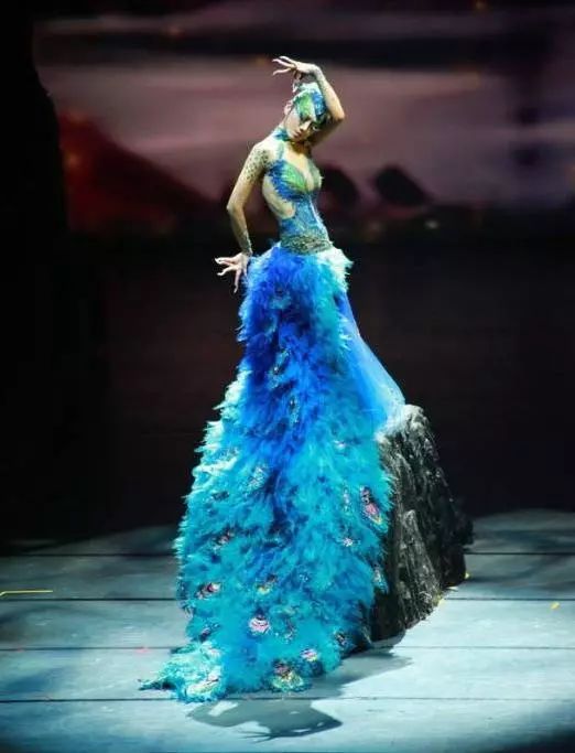 杨丽萍为舞台表演效果有多拼? 衣服几乎都是画上去的!图片