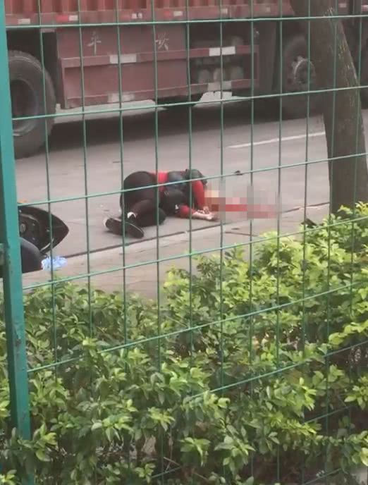 小榄绩西红绿灯发生致命车祸,一女子当场爆头