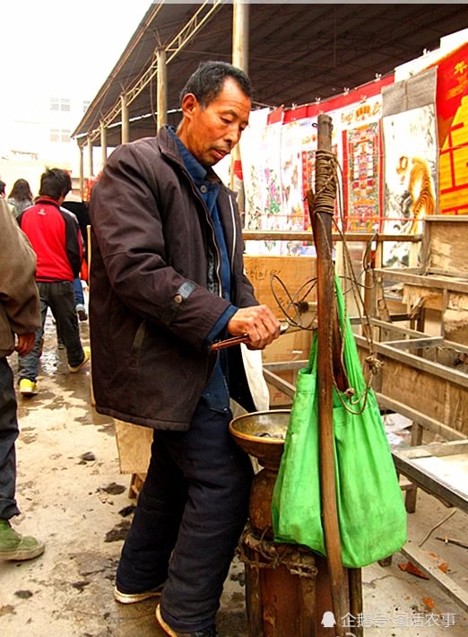 民间"理发师"走街串巷30年"剃头担子一头热"不为赚钱